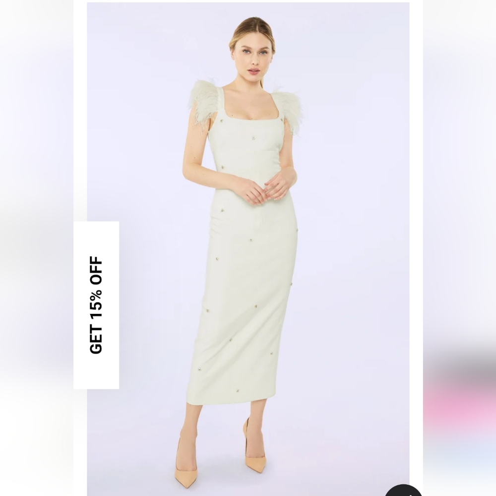 E_Elegant White Feather-Trimmed Dress